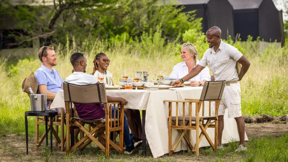 Déjeuner en plein air, camp d'Olakira, parc national du Serengeti, Tanzanie.