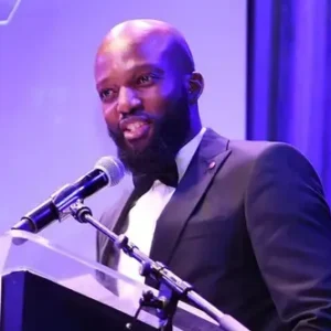 Clement Manyathela revient à Vaalbank pour ouvrir des parcours aux apprenants ruraux