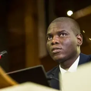 Le ministre de la Justice, Lamola, applaudi pour son rôle dans les affaires de la CVR