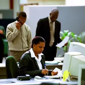 La charge de travail invisible : quel est l'impact des nombreux rôles des femmes sur l'avancement professionnel et comment la technologie peut aider