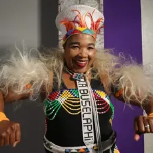 Dr Buselaphi Gxowa : un modèle vivant de Maskandi