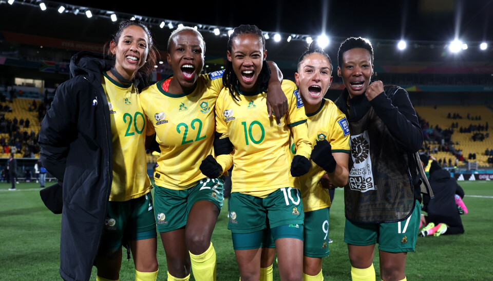 Les joueuses sud-africaines célèbrent ensemble sur le terrain après avoir progressé dans la Coupe du Monde Féminine.