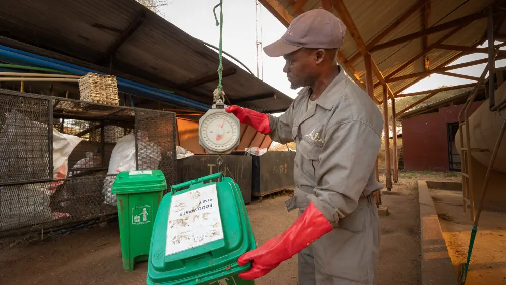 George pèse les déchets dans le camp d'Oliver, dans le parc national de Tarangire, en Tanzanie.