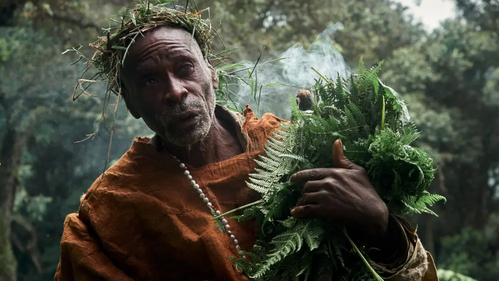Un homme Batwa, forêt impénétrable de Bwindi, Ouganda.
