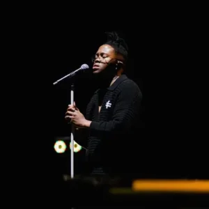 Demain revient à Pretoria, où la musique semble personnelle