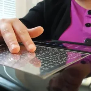 Le manque de technologies d’assistance constitue un obstacle à l’accès des personnes handicapées