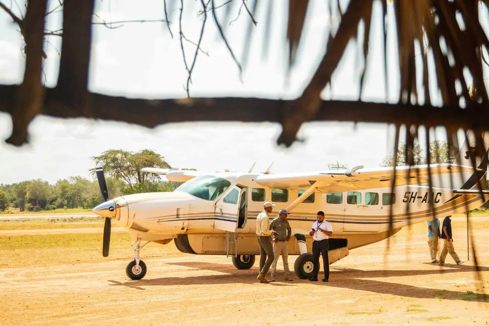 Un avion de brousse atterrissant sur la piste d'atterrissage du parc national de Ruaha, en Tanzanie.