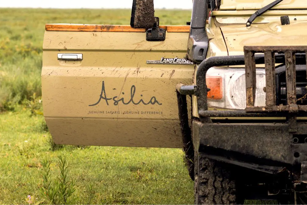 Véhicule de jeu de marque Asilia photographié dans le parc national du Serengeti, en Tanzanie