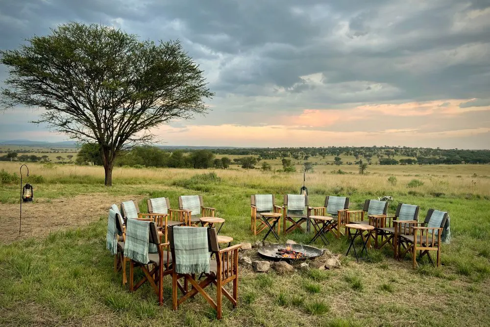 Le foyer et les sièges du camp de migration d'Olakira, au sud du parc national du Serengeti, en Tanzanie.