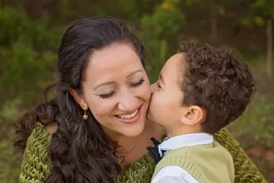 Redéfinir « Mama's Boy » : d'une insulte à un compliment