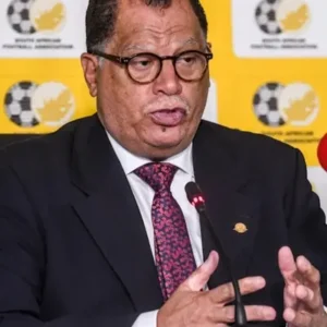 Danny Jordaan réélu président de la SAFA lors d'un vote chaotique contre Sandile Zungu