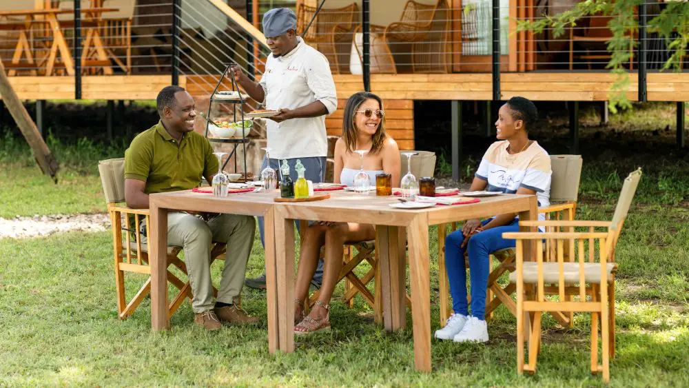 Baraka avec des invités, Sayari Retreats, Parc national du Serengeti, Tanzanie.