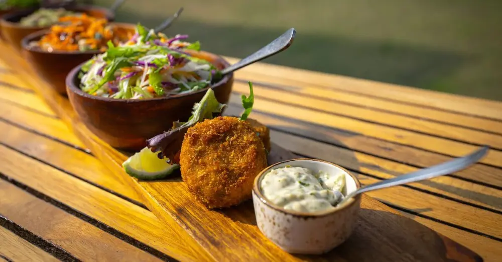 Une sélection de salades garde le déjeuner frais et léger au Sayari Camp, en Tanzanie.
