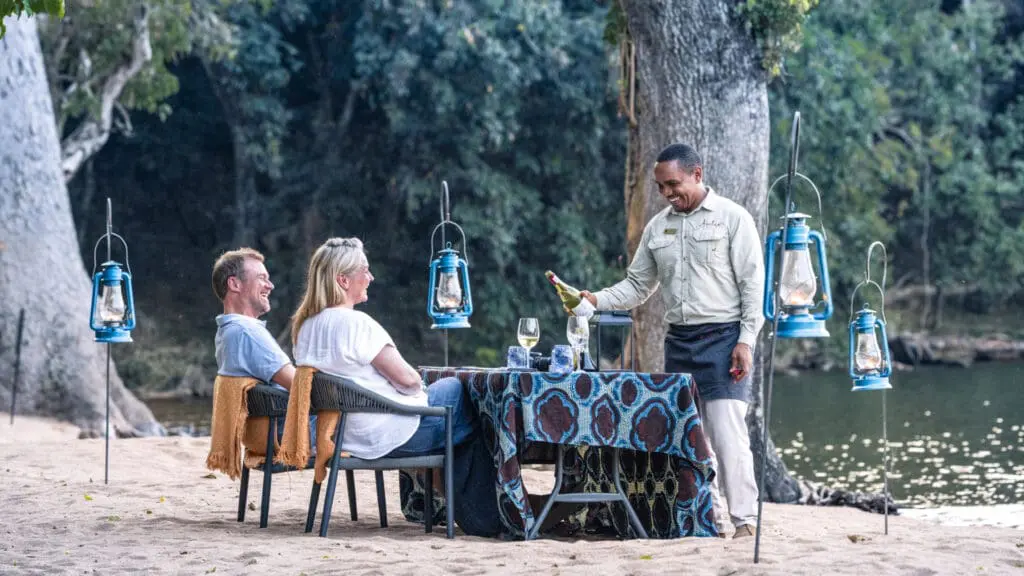 Lac Victoria, serveur servant des boissons, configuration de la table