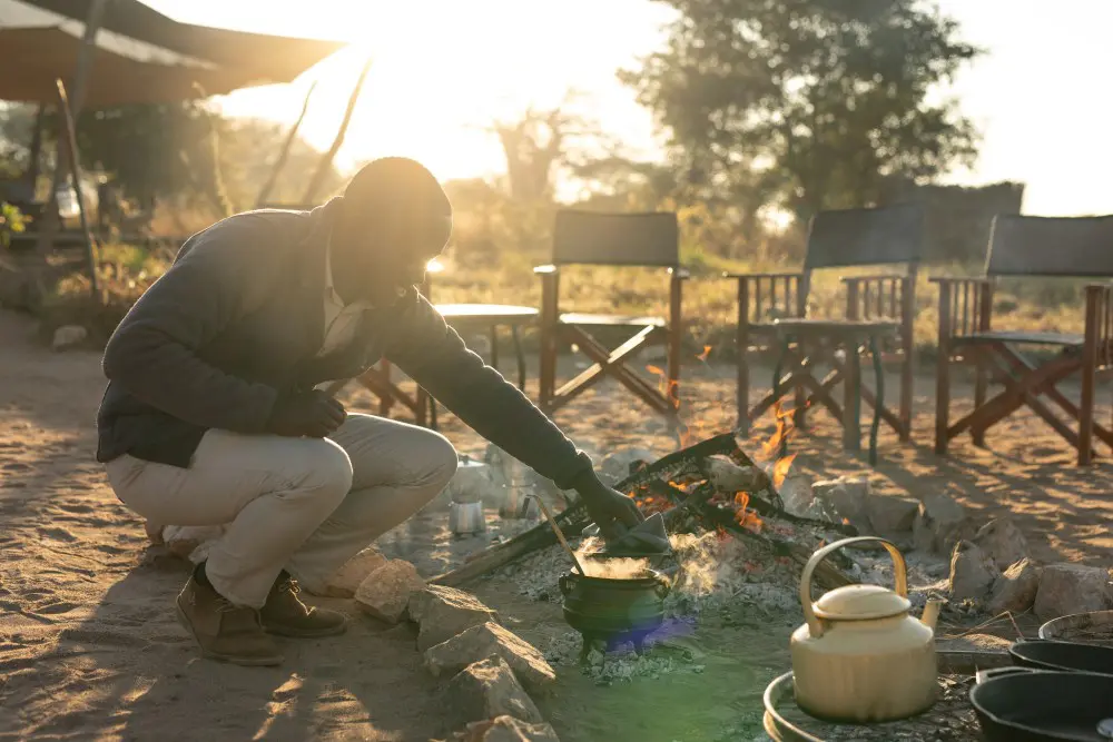 Les repas sont préparés sur le feu ouvert dans le camp d'expédition d'Usangu, en Tanzanie