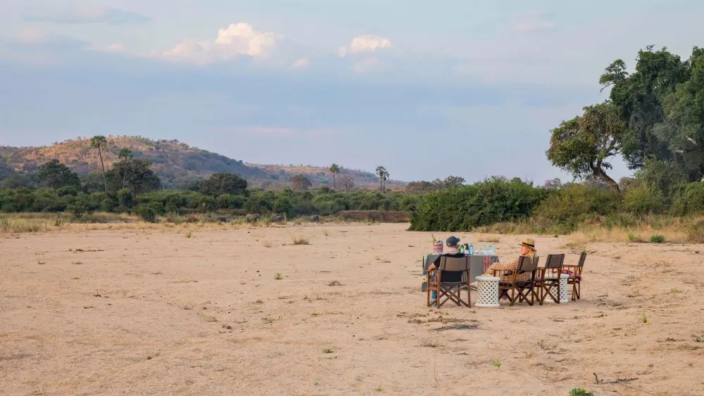Apéritifs, camp Kokoko, parc national de Ruaha, Tanzanie.