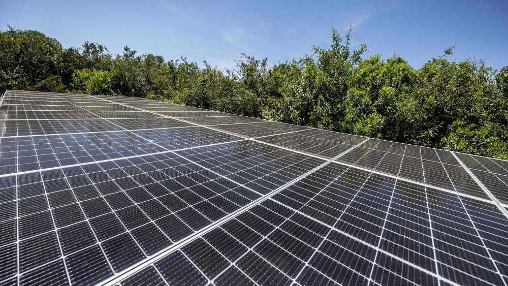 Une banque de panneaux solaires produisant de l’électricité pour un camp, au Kenya.