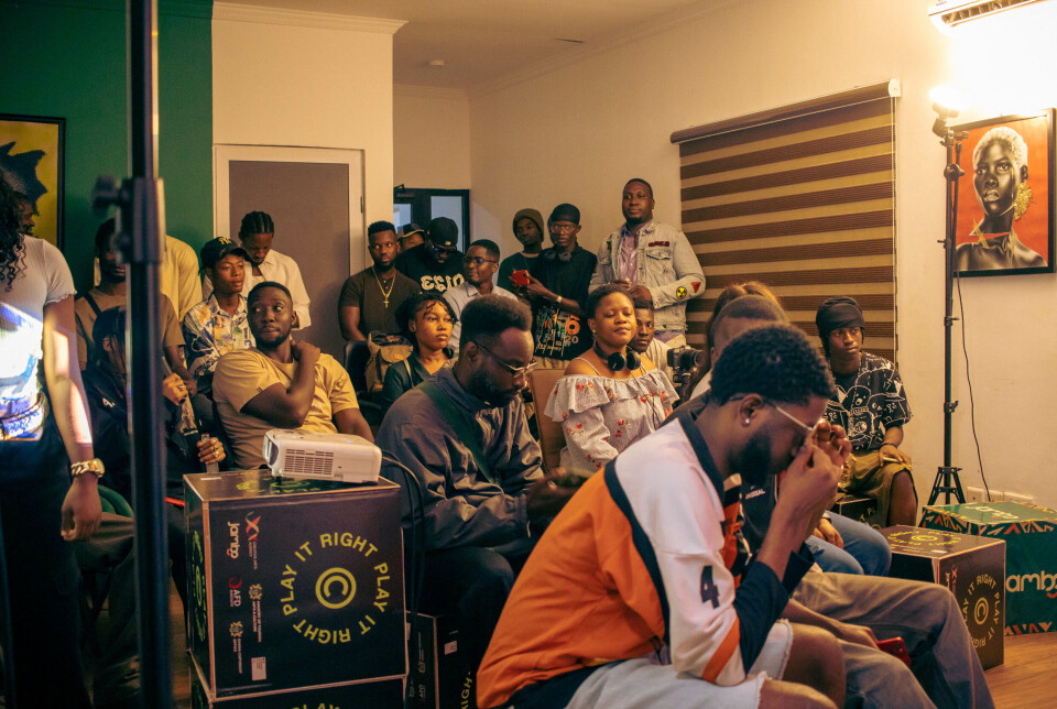 Une image de jeunes assis ensemble.