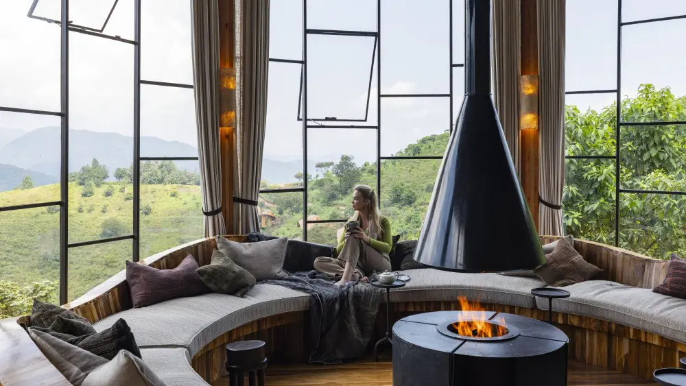 Feu de camp intérieur, collines d'Erebero, forêt impénétrable de Bwindi, Ouganda