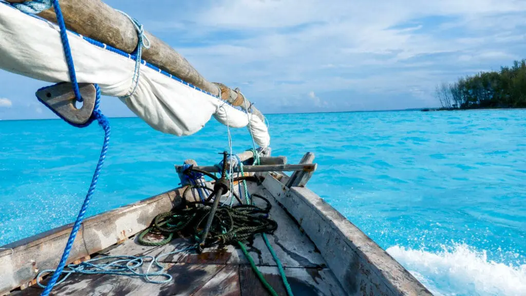 Un boutre à voile traditionnel éclabousse les eaux turquoise de Zanzibar