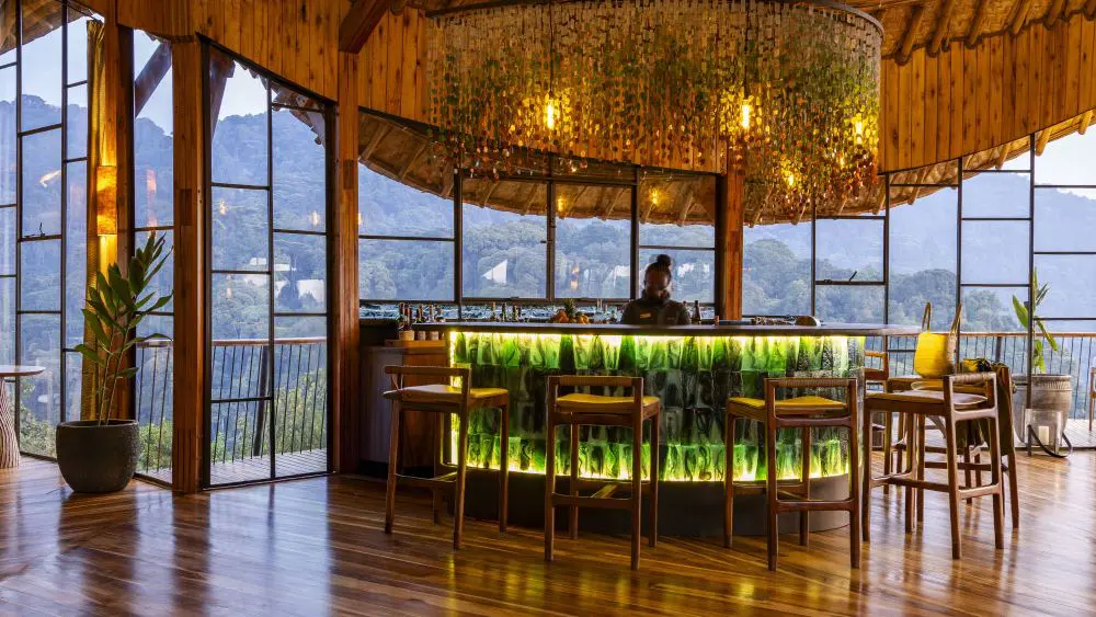 Tabourets de bar en bois Mugavu, Erebero Hills, Ouganda.