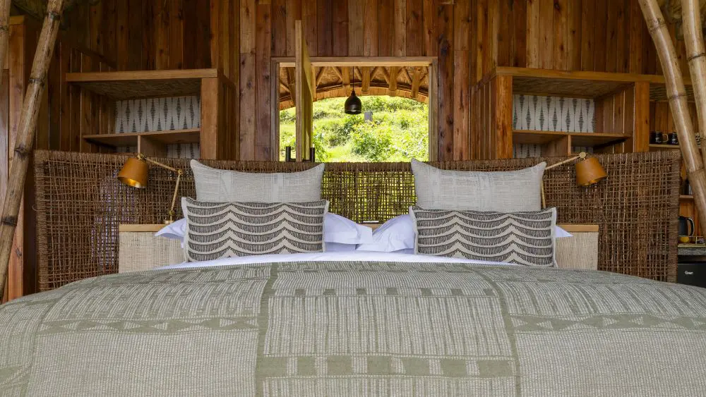Tête de lit en fibre de bananier, Erebero Hills, Bwindi, Ouganda.
