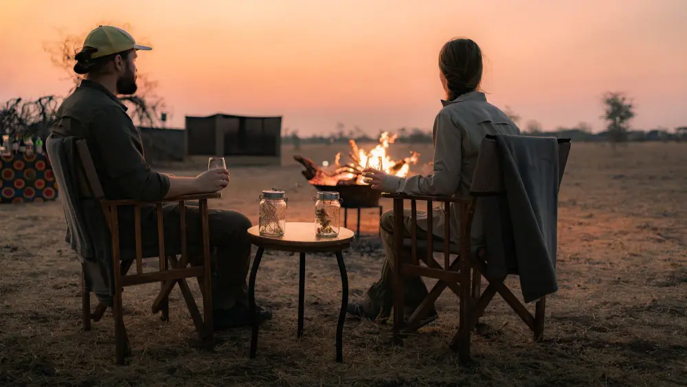 Boissons au coin du feu, camp d'expédition d'Usangu, Ruaha, Tanzanie.