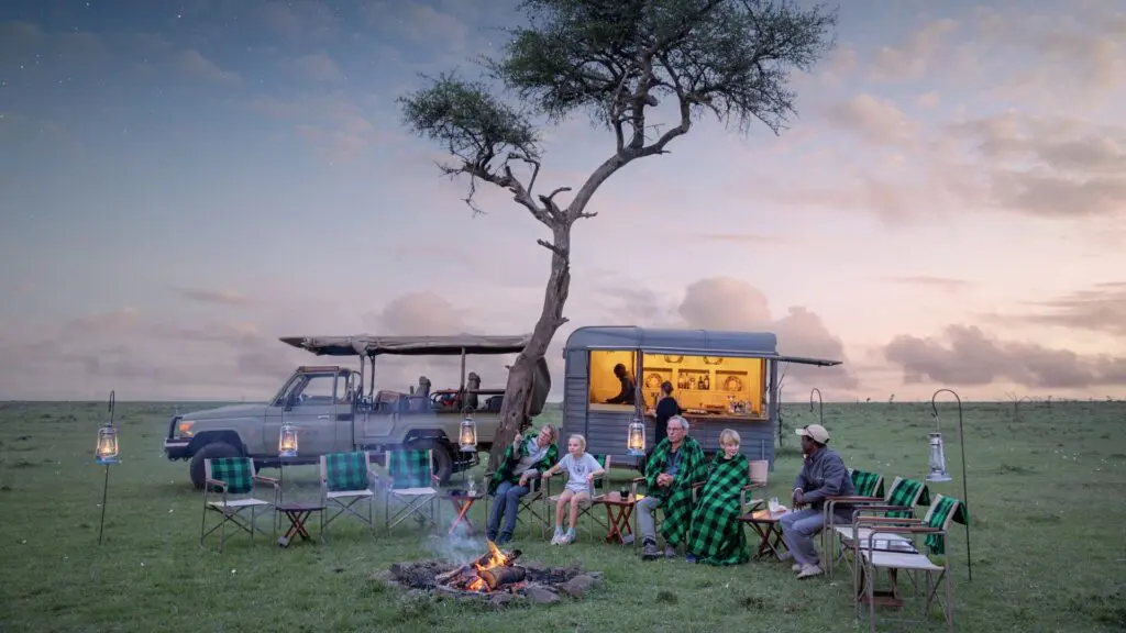 une famille au coin du feu au coucher du soleil