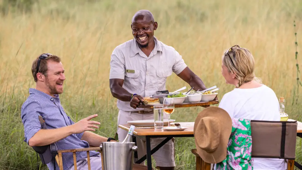 Déjeuner en plein air, camp de migration d'Olakira, Tanzanie.